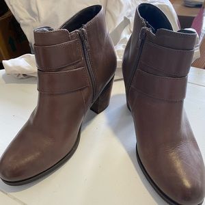 Clark’s Taupe boots size 9.5